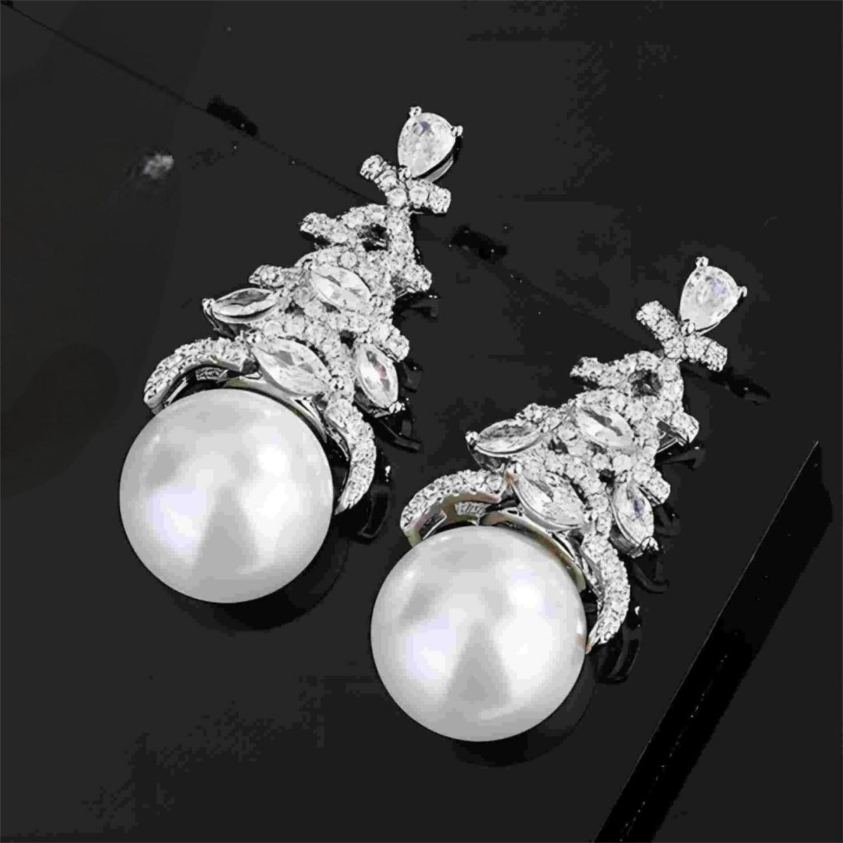 Urqanyu copper-based gold-plated inlaid mother-of-pearl Christmas tree cubic zirconia fashion earrings 12mm