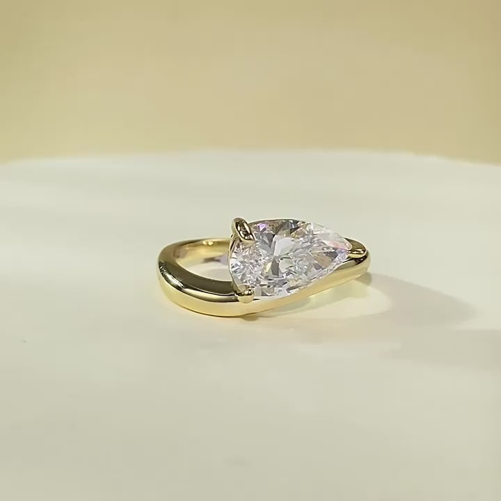Load video: Urqanyu S925 silver fashion water drop cubic zirconia diamond ring 7*11