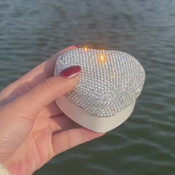 Load video: Urqanyu Cool white diamond inlaid heart shape ring box with LED light