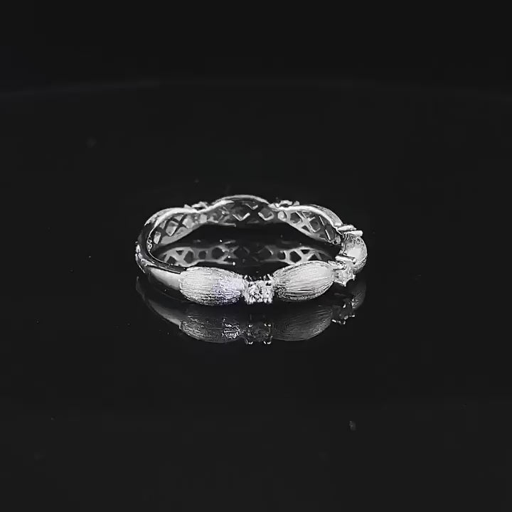 Load video: Urqanyu S925 silver Bubujia brushed Italian craft cubic zirconia gift ribbon ring