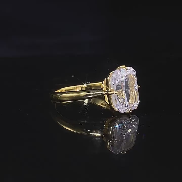 Load video: Urqanyu S925 silver gold-plated white ice flower cut cubic zirconia ring 8*10